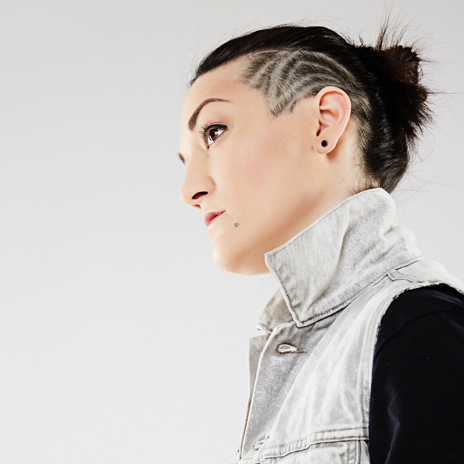 First-generation Nikkei-Canadian settler Teiya Kasahara 笠原貞野 (they/them) is a queer, gender non-binary, interdisciplinary performer-creator based in Tkarón:to. Teiya comes from a background of over a decade of singing both traditional and contempora…